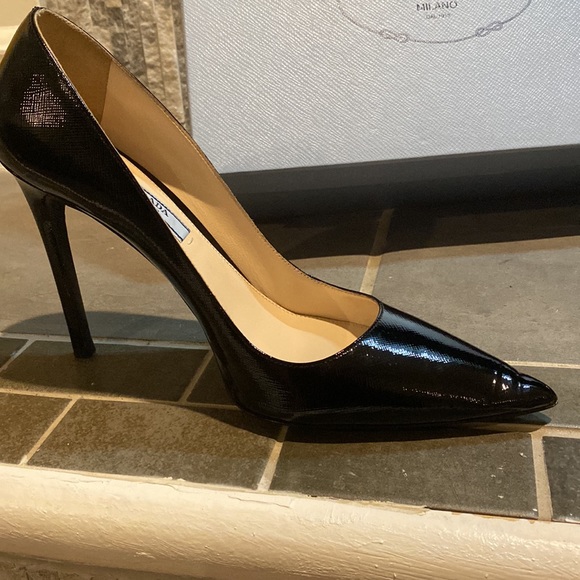 Beautiful like new textured patent leather Prada Pumps worn only a few times - Picture 2 of 8